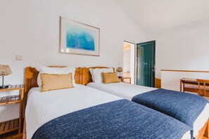 1 habitación, tabla de planchar con plancha y cuna de viaje 