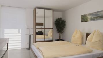 3 habitaciones, escritorio y tabla de planchar con plancha