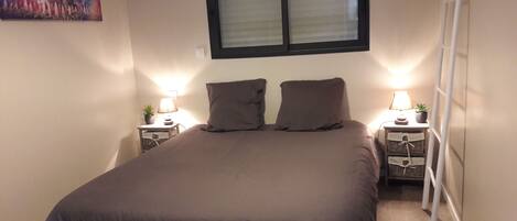 5 habitaciones, tabla de planchar con plancha y acceso a internet