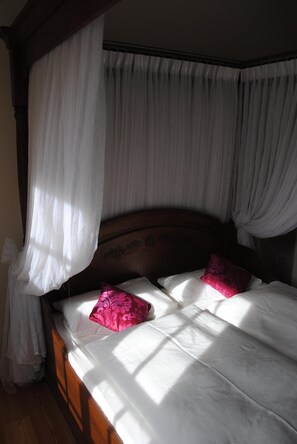2 dormitorios, cuna de viaje, ropa de cama
