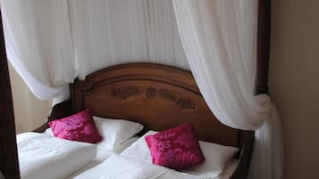 2 bedrooms, travel crib, bed sheets