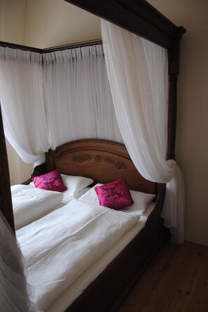 2 chambres, lit de bébé portatif, literie fournie