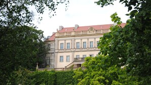 Il s’agit d’un bâtiment historique à l’architecture classique, caractérisé par une façade symétrique, de nombreuses fenêtres et un balcon central.
