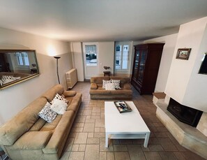 Télévision, cheminée, lecteur de DVD, table de tennis de table