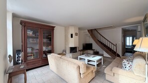 Televisión, chimenea, reproductor de DVD y tenis de mesa 