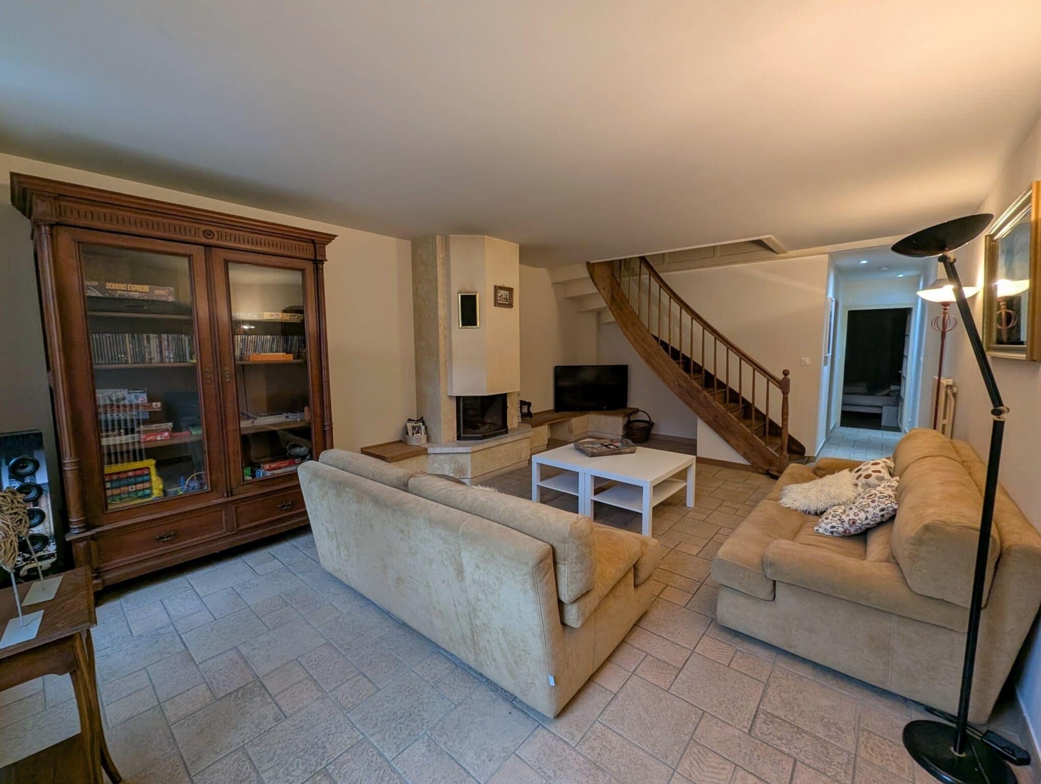 電視、壁爐、DVD 播放機、乒乓球設施