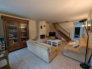 Televisio, takka, DVD-soitin, pöytätennispöytä