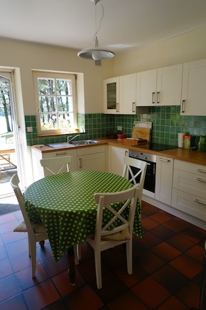 Fridge, microwave, oven, stovetop - FAMILY HOUSE, SEA VIEW (Bono)