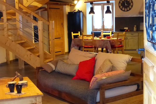 Una televisión, un reproductor de DVD, libros