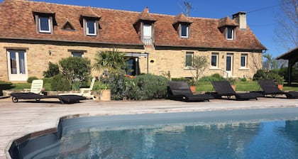 Country house with swimming pool sleeps 14