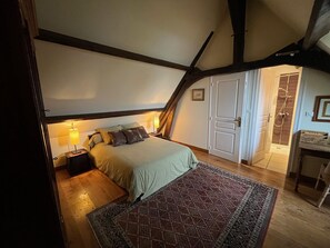 5 bedrooms, iron/ironing board, free WiFi, bed sheets