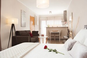 Bügeleisen/Bügelbrett, Reisekinderbett, kostenloses WLAN, Bettwäsche