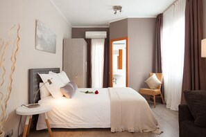 Een strijkplank/strijkijzer, reisbedje, gratis wifi, beddengoed