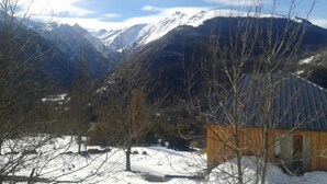 A mountainous landscape with a small wooden cabin. - Modern and comfortable chalet with stunning views of the Ariege Pyrenees (Gestiès)