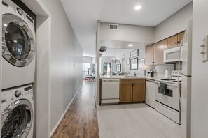 Frigorífico, microondas, horno y placa de cocina