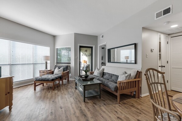 Una televisión, un reproductor estéreo