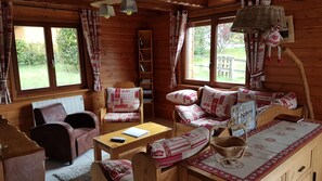 TV, fireplace - LARGE CHALET IN THE HEART OF THE VOSGES, CLOSE TO MOUNTAIN WALKS (Anould)