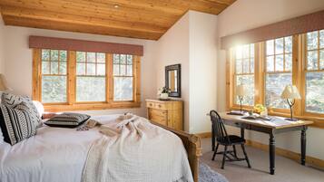 4 slaapkamers, een bureau, een strijkplank/strijkijzer, wifi