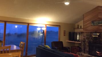 Smart TV, caminetto, libri, impianto stereo