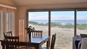 Spisestue med udsigt til strand og klitter.