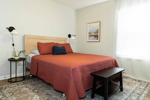 4 chambres, fer et planche à repasser, lit de bébé portatif