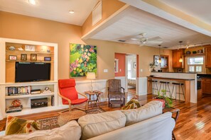 Een smart-tv, boeken en een stereo