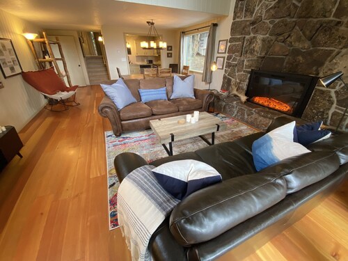 Spacious and Comfortable!  Hot tub and everything  in Teton Village nearby! ⛷