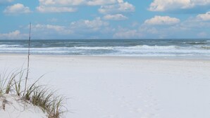 Ein Strand mit Sand und Wellen.
