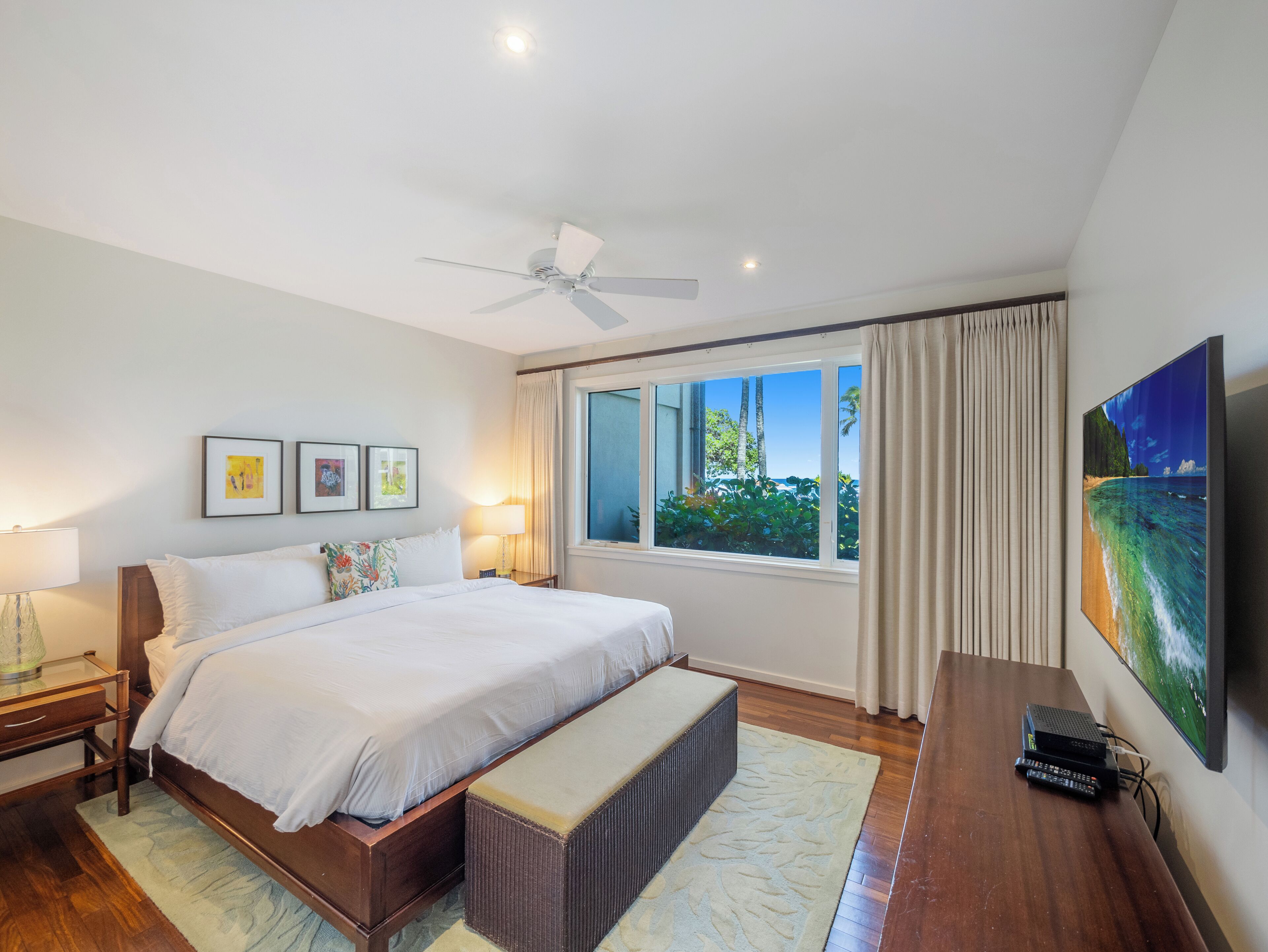 4 多间卧室、客房内保险箱、办公桌、熨斗/熨衣板