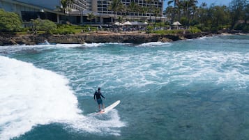 På stranden, solsenger og strandhåndklær