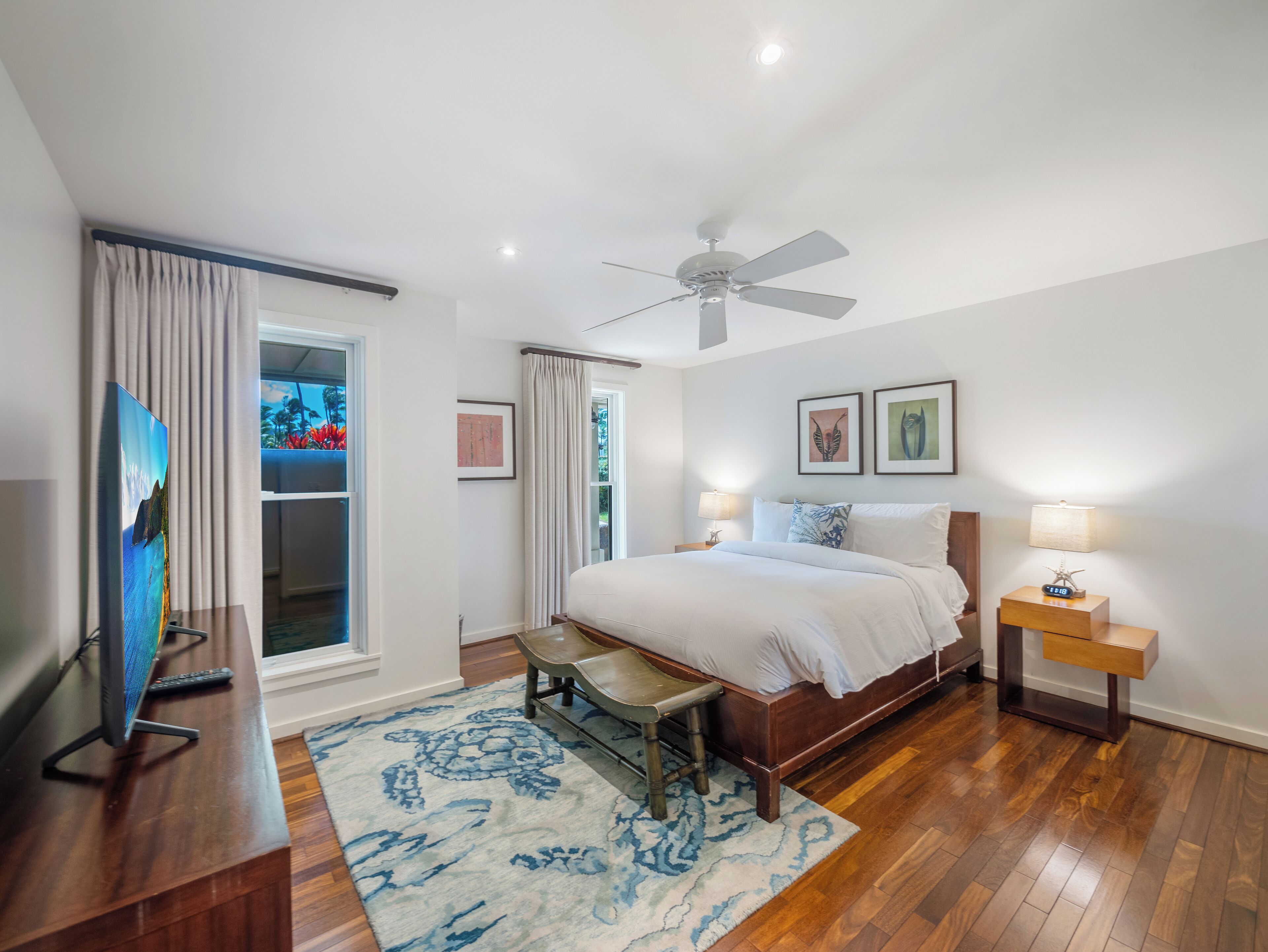 4 室のベッドルーム、セーフティボックス (室内)、デスク、アイロン / アイロン台