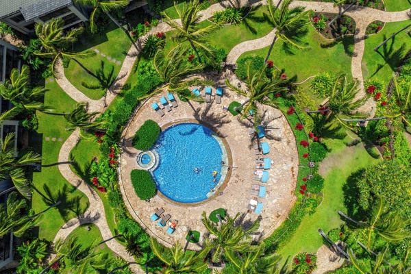 Una piscina al aire libre, una piscina climatizada