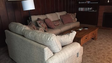 Smart-TV, Kamin, DVD-Player, Bücher