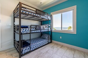 5 bedrooms, iron/ironing board, WiFi, bed sheets
