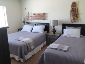 3 Schlafzimmer, Schreibtisch, Bügeleisen/Bügelbrett, Reisekinderbett
