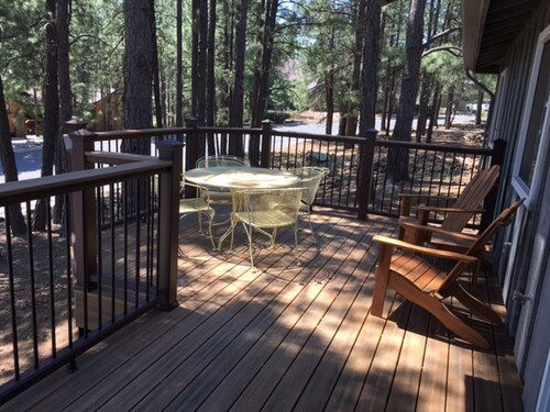 Cozy Remodeled Getaway in Continental Country Club, Large Wooded Lot & Wildlife