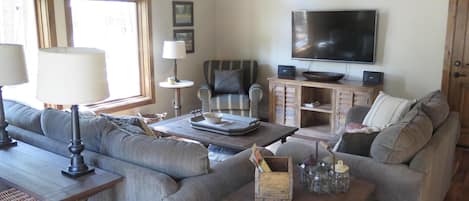 Smart TV, chimenea, videojuegos y reproductor de DVD