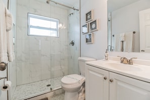 Ensemble douche/baignoire, sĂšche-cheveux, serviettes fournies, savon