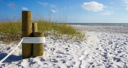 Newly Renovated🌴Mango Villa - Steps away from beach/ private heated pool🌞