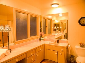 Kombination af bruser/badekar, hårtørrer, håndklæder, Sæbe