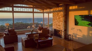 Una Smart TV, una chimenea, un reproductor estéreo