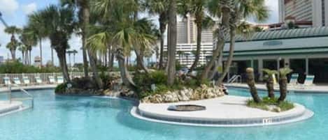 Alberca al aire libre y alberca climatizada