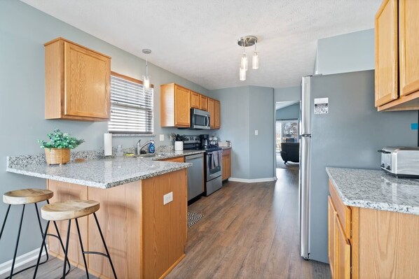 Réfrigérateur, four à micro-ondes, un four, surface de cuisson