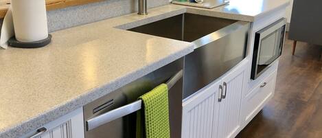 冷蔵庫、電子レンジ、オーブン、コンロ