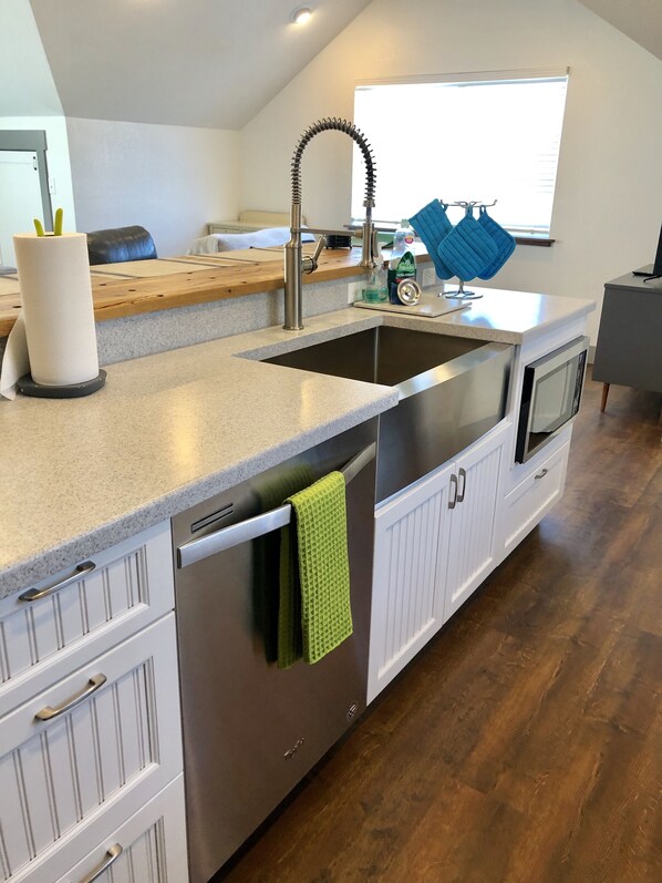 Fridge, microwave, oven, stovetop - Lafayette Carriage House in Historic old town  (Lafayette)