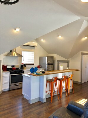 Fridge, microwave, oven, stovetop - Lafayette Carriage House in Historic old town  (Lafayette)