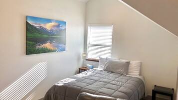 Iron/ironing board, free WiFi, bed sheets