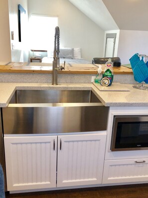 Iron/ironing board, free WiFi, bed sheets - Lafayette Carriage House in Historic old town  (Lafayette)