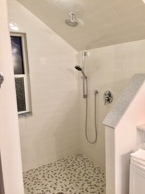 Douche, sèche-cheveux, serviettes fournies, savon