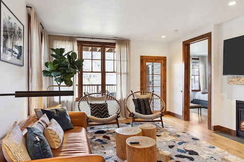 Outpost: Grand View 301 - Renovated Condo w/ AC